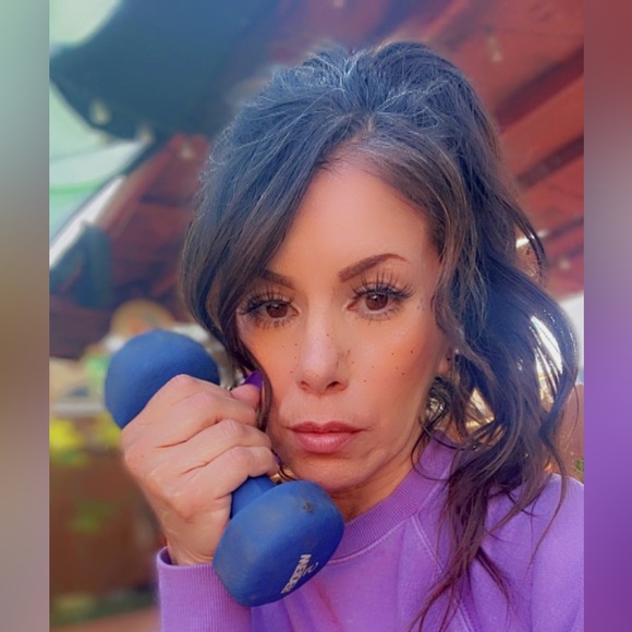 Meet your Posher, Amanda - Picture 2 of 2